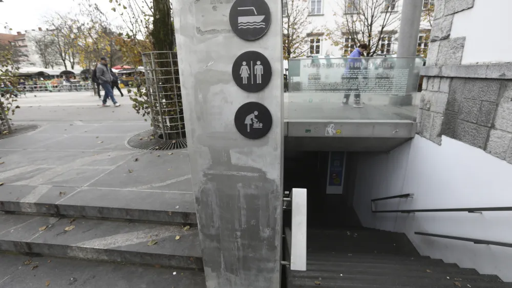 - Mesarski most,  16.11.2023 – javna stranišča v Ljubljani – WC – sanitarije - //FOTO: Luka Cjuha