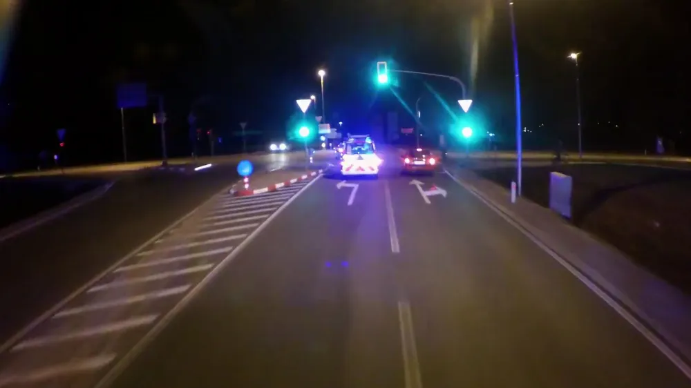 polica naklo pe&scaron;ec pred gasilca