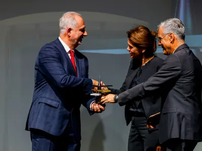 Vojkanu Jovičiću (levo) sta nagrado Inženirske zbornice Slovenije podelila njen predsednik Črtomir Remec in infrastrukturna ministrica Alenka Bratušek.