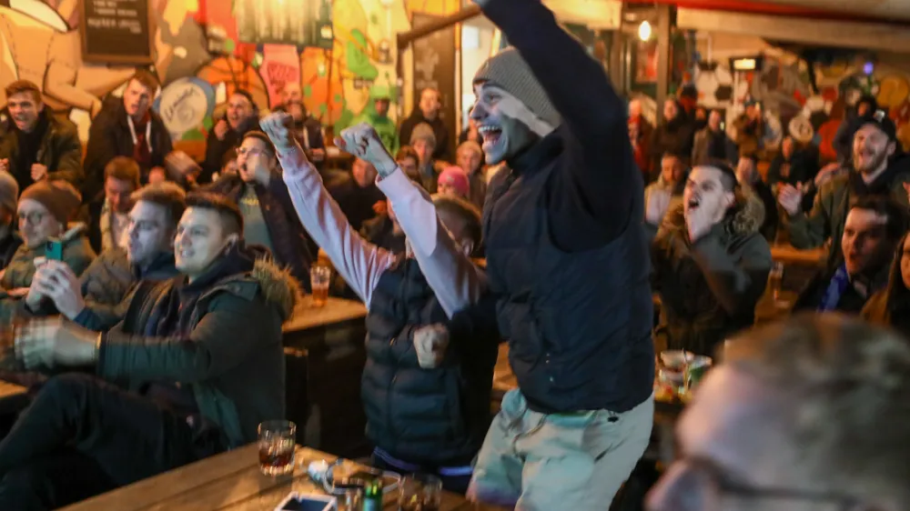 &nbsp; &nbsp; &nbsp;Po 24 letih se je slovenska nogometna reprezentanca s sinočnjo zmago v Ljubljani z 2:1 proti Kazahstanu spet uvrstila na zaključni turnir evropskega prvenstva, ki bo naslednje leto v Nemčiji.