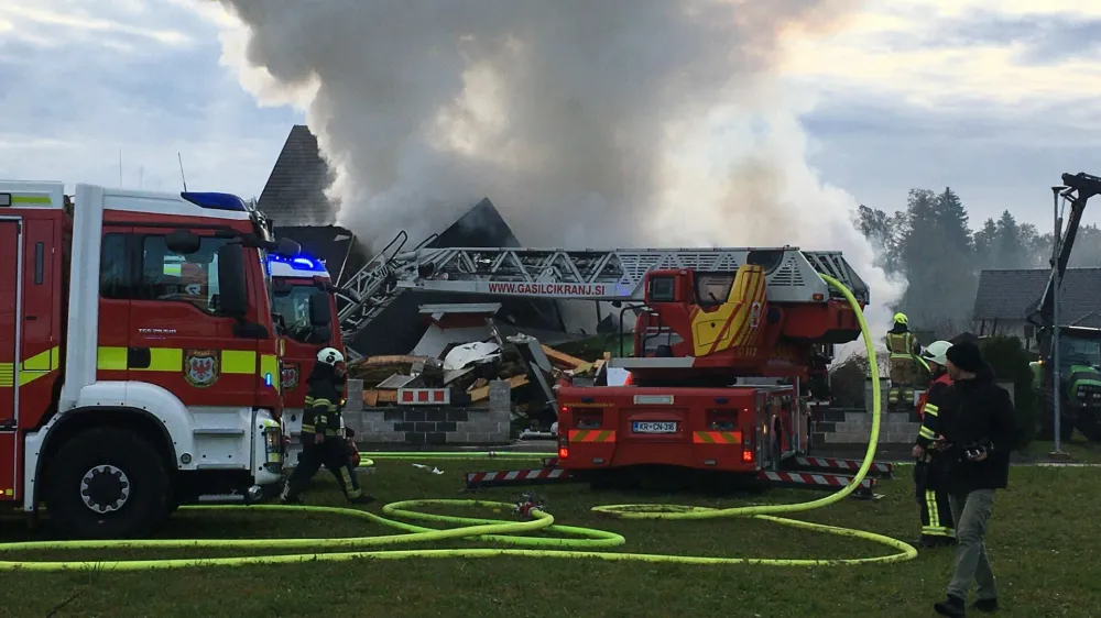 V eksploziji v Trbojah se je porušila stanovanjska hiša. Poškodovanih na srečo ni bilo. Gasilci so na kraju in gasijo požar. 
