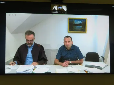 »Zelo mi je žal za to, kar se je zgodilo. A spremeniti ne morem ničesar. Ne počutim se krivega,« je pred izrekom sodbe dejal Rožle Grintal (desno), ki je izrek skupaj z zagovornikom Matjažem Medletom spremljal iz pripora preko videopovezave.