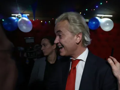 Vodja skrajno desne stranke PVV Geert Wilders se smeji po objavi rezultatov vzporednih volitev. Foto: Reuters