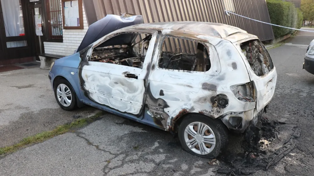 V trgovskem centru so v garaži zažgali dva avtomobila, potem pa se je požar razširil še na več vozil, uničil je tudi streho, neposredne škode je bilo za 130 tisočakov, lahko pa da bo še bistveno višja