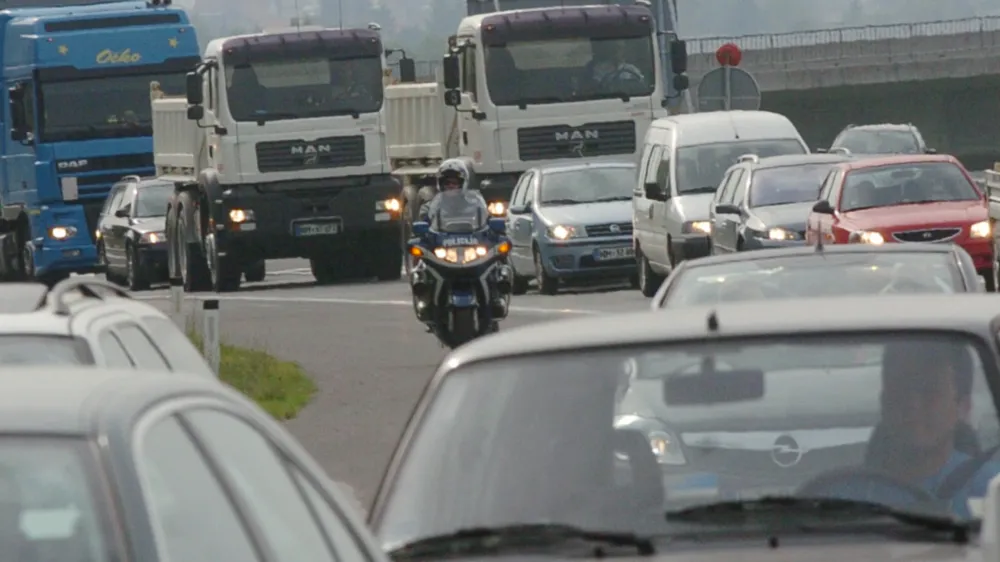 - dolenjska avtocesta - obnovitvena dela - prometni zastoj &ndash; kolone vozil - policija <br>- zaprta polovica avtoceste na odseku Malence &ndash; &Scaron;marje Sap- obnova betonskega vozi&scaron;ča v predorih Debeli hrib in Mali vrh ter vozi&scaron;če na viaduktu Reber. - v obeh predorih posodobitev elektro-strojne opremo v skladu s smernicami EU. - saniracija 3,2 kilometra vozi&scaron;ča na odseku med predorom Mali vrh in izvozom Grosuplje - &Scaron;marje Sap, //FOTO: Matej Pov&scaron;eOPOMBA: ZA OBJAVO V ČASOPISU DNEVNIK