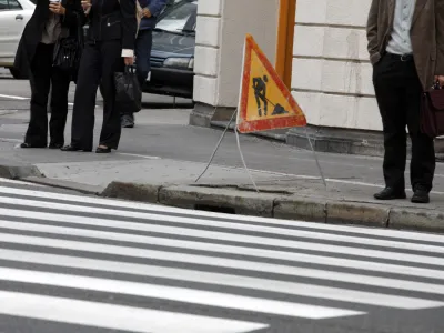 - ilustrativna fotografija - prehod za pešce - delo na cesti, reforme, delovna doba//FOTO: Luka Cjuha - ilustrativna fotografija - bančništvo - //FOTO: Luka Cjuha