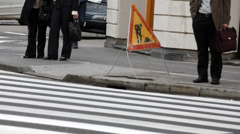 - ilustrativna fotografija - prehod za pešce - delo na cesti, reforme, delovna doba//FOTO: Luka Cjuha - ilustrativna fotografija - bančništvo - //FOTO: Luka Cjuha