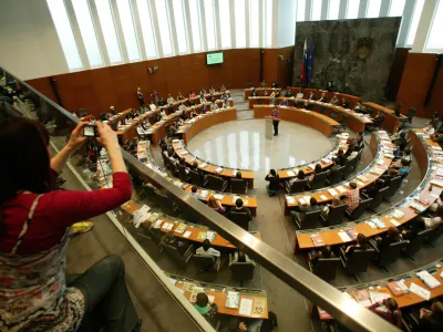 - 20. nacionalni otro&scaron;ki parlament na temo Stereotipi, rasizem in diskriminacija v organizaciji Zveze prijateljev mladine Slovenije (ZPMS), dvorana DZ - državni zbor, poslanska dvorana//FOTO: Matej Pov&scaron;e