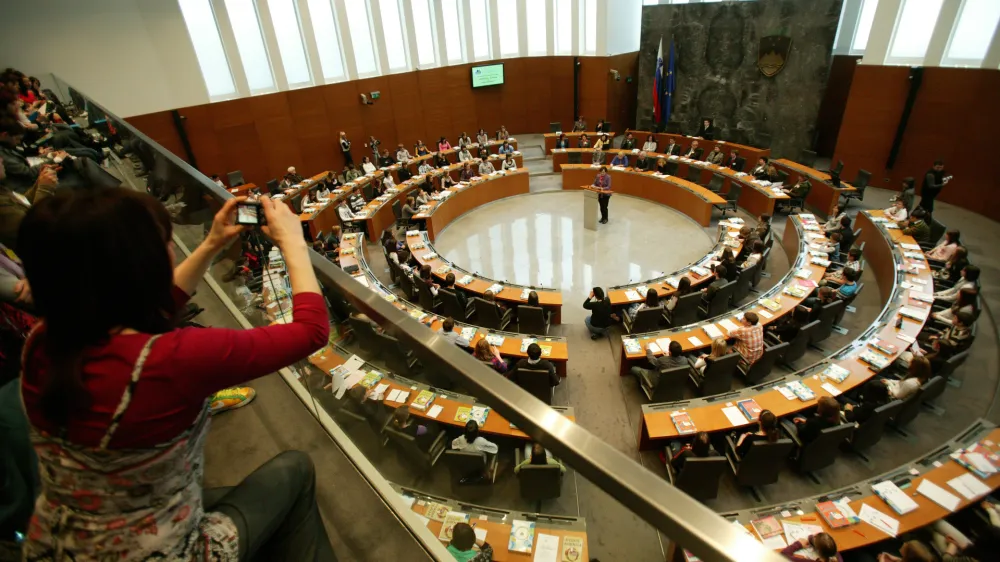 - 20. nacionalni otro&scaron;ki parlament na temo Stereotipi, rasizem in diskriminacija v organizaciji Zveze prijateljev mladine Slovenije (ZPMS), dvorana DZ - državni zbor, poslanska dvorana//FOTO: Matej Pov&scaron;e