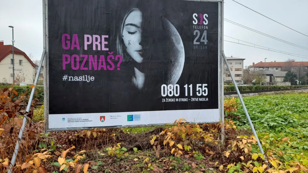 Ljubljana.<br>V Drustvu SOS telefon ob 8. marcu opozarjajo na nasilje nad zenskami.<br>SOS telefon za zenske in otroke, ki so zrtve nasilja.<br>Foto: SOS telefon