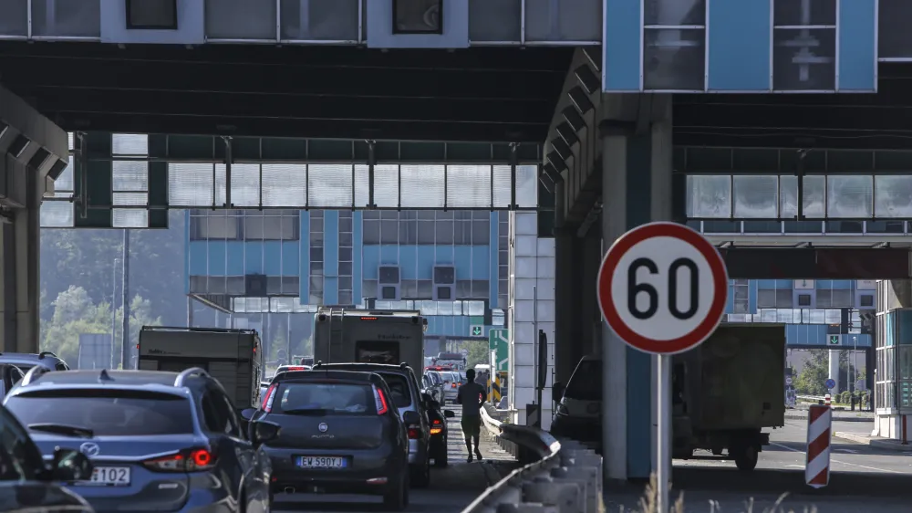 - 28.08.2016 - Gorenjska avtocesta - 10km prometni zastoj pred mejnim prehodom Karavanke na Jesenicah  //FOTO: Jaka Gasar