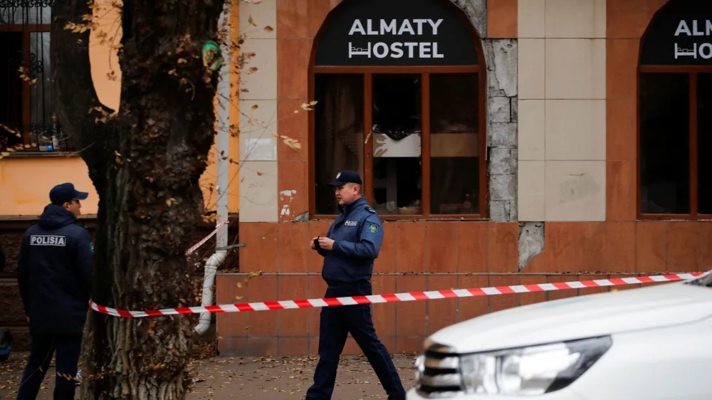 Devetinpetdeset gostov so uspeli re&scaron;iti na varno. F Reuters