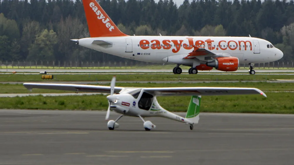 pilot Matevž Lenarčič ob vrnitvi s poti okoli sveta in v ozadju letalo družbe easyJet- prihod pilota Matevža Lenarčiča na Brnik kateri je uspešno s Pipistrelovim letalom virus SW 914 sklenil polet okoli sveta//FOTO: Tomaž Skale
