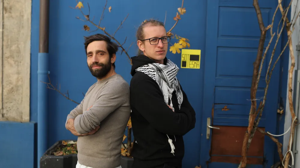 Večplastna gledališka ustvarjalca Vito Weis, sicer član igralskega ansambla Slovenskega mladinskega gledališča, in Uroš Kaurin, programski vodja KUD Moment ter član ansambla Lutkovnega gledališča Maribor, sta se vrnila s četrtim nadaljevanjem svoje avtorske predstave Heroj. 