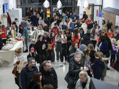 Bazar je tudi letos pritegnil veliko pozornost star&scaron;ev, pri&scaron;lo je tudi precej nekdanjih učencev.&nbsp;