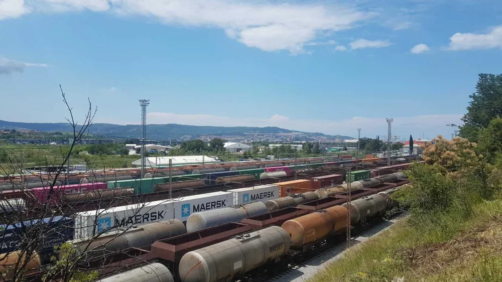 Ranzirna postaja, ki je že zdaj premajhna in povsem zabasana