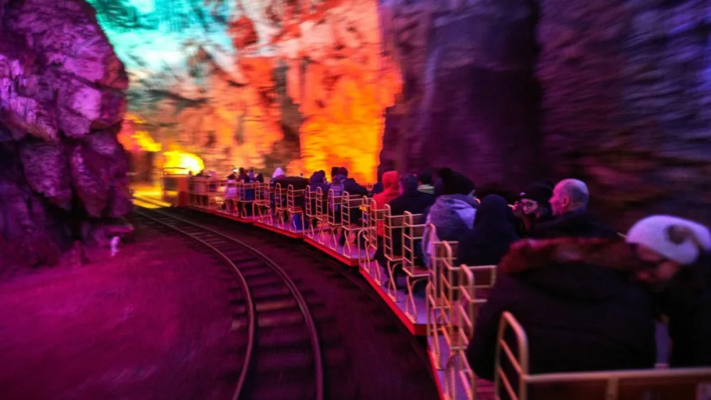 Prižig luči v Postojnski jami