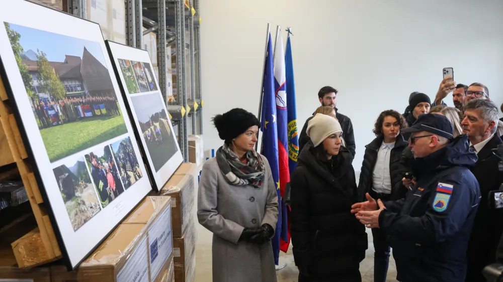 Ogled razstave.generalni direktor Uprave RS za za&scaron;čito in re&scaron;evanje Leon Behinministrica za zunanje in evropske zadeve Tanja Fajonnem&scaron;ka zunanja ministrica Annalena Baerbock - 05.12.2023 - Državni logistični center Roje, Obvozna cesta 112 - obisk nem&scaron;ke ministrice za zunanje zadeve - ogled logističnega centra - //FOTO: Bojan Velikonja