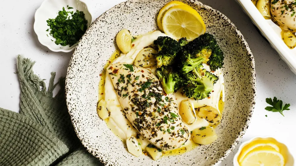 Pi&scaron;čanec v bogati česnovi omaki s pirejem in brokolijem