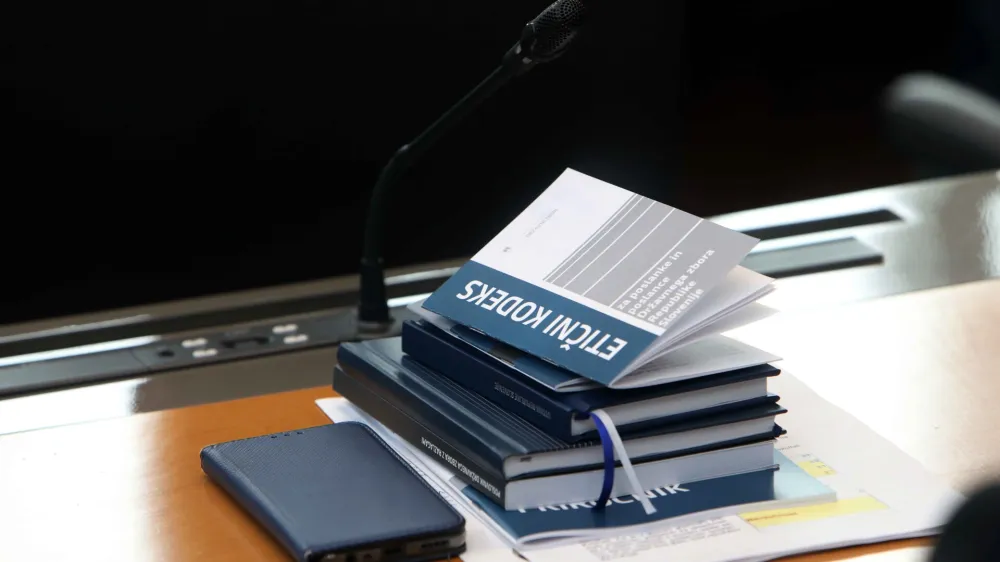 Simbolična fotografija- etični kodeks<br><br>- 13.05.2022 – Državni zbor (DZ) – 1. ustanovna seja DZ - novoizvoljeni poslanci in poslanke prve seje 9. parlamentarnega sklica -<br><br>//FOTO: Tomaž Skale<br>