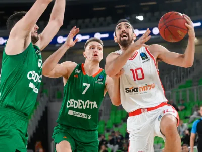 Ko&scaron;arkarji Cedevite Olimpije so bili nemočni proti Hapoelu iz Tel Aviva. Foto: Nik Erik Neubauer