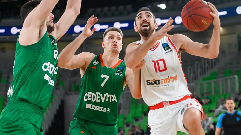 Ko&scaron;arkarji Cedevite Olimpije so bili nemočni proti Hapoelu iz Tel Aviva. Foto: Nik Erik Neubauer