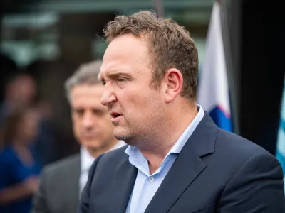 Ljubljana, zelezniska postaja.<br>Izjava za medije po podpisu pogodbe za nakup 20 novih potniskih vlakov.<br>Generalni direktor Slovenskih zeleznic Dusan Mes.