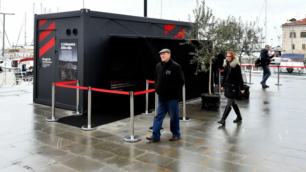 Direkcija za infrastrukturo je morala letos po odločitvi sodišča izvajalcu makete drugega tira plačati 133.000 evrov z zamudnimi obrestmi. 