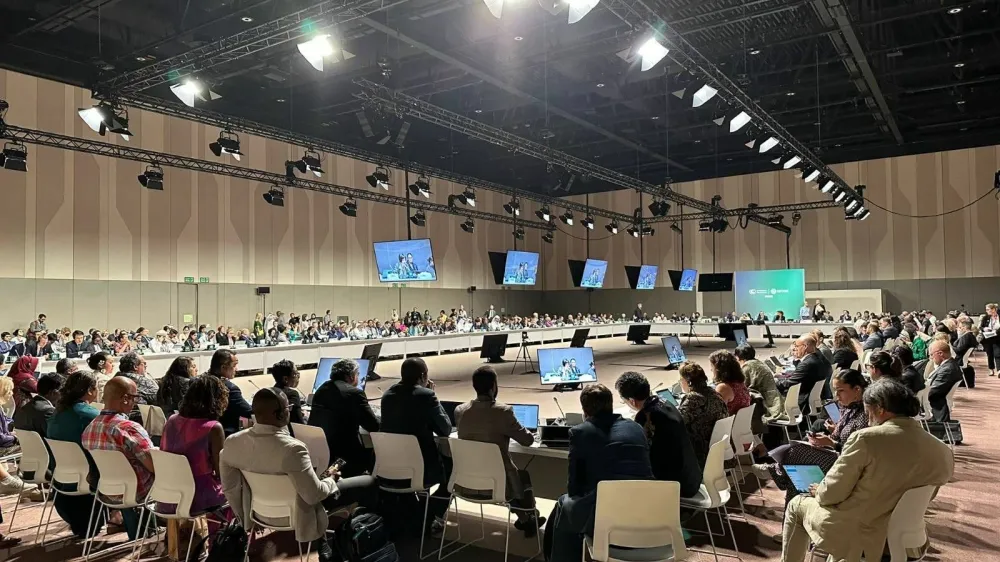 Podpis: zadnje ure pogajanj med ministri držav članic Združenih narodov o podnebnih zavezah, ki bodo vključene v nov podnebni sporazum. Foto: Tina Kobil&scaron;ek