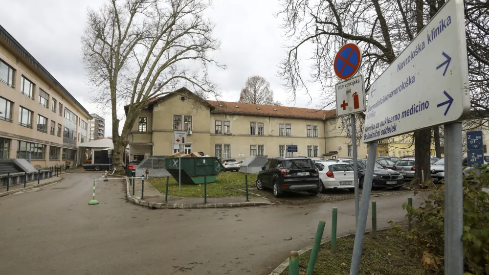 - 11.12.2023 –Gradišnikova ulica 3 v Ljubljani - zemljišče, kjer je načrtovana nadomestna modularna bolnica UKC za potrebe infekcijske klinike na lokaciji bivše nevrološke bolnice //FOTO: Luka Cjuha