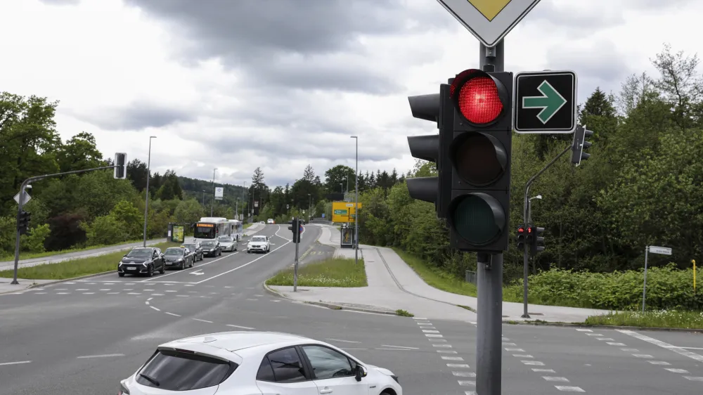 Zavijanje desno pri rdeči na semaforju je med drugim dovoljeno voznikom, ki zapeljejo s Podutiške ceste v Ulico bratov Babnik v Ljubljani. 