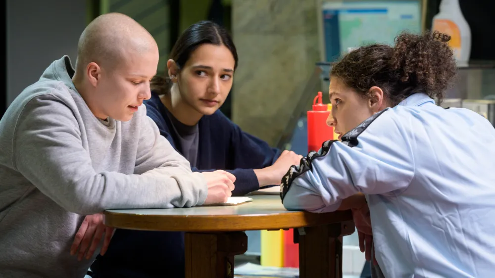 Prizor iz prihajajočega celovečernega filma Fantasy režiserke Kukle. Na sliki je igralski trio, in sicer (od leve proti desni) Mia Skrbinac, Sarah Al Saleh in Mina Milovanović. 