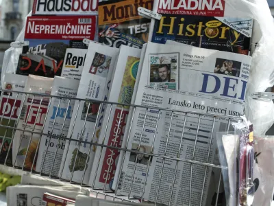 ﻿- 02.06.2015 - tiskani mediji - tuji časopisi - revije - časopis Delo  Slovenske novice - Primorski dnevnik - Finance - Družina - kiosk - trafika     ///FOTO: Luka Cjuha.