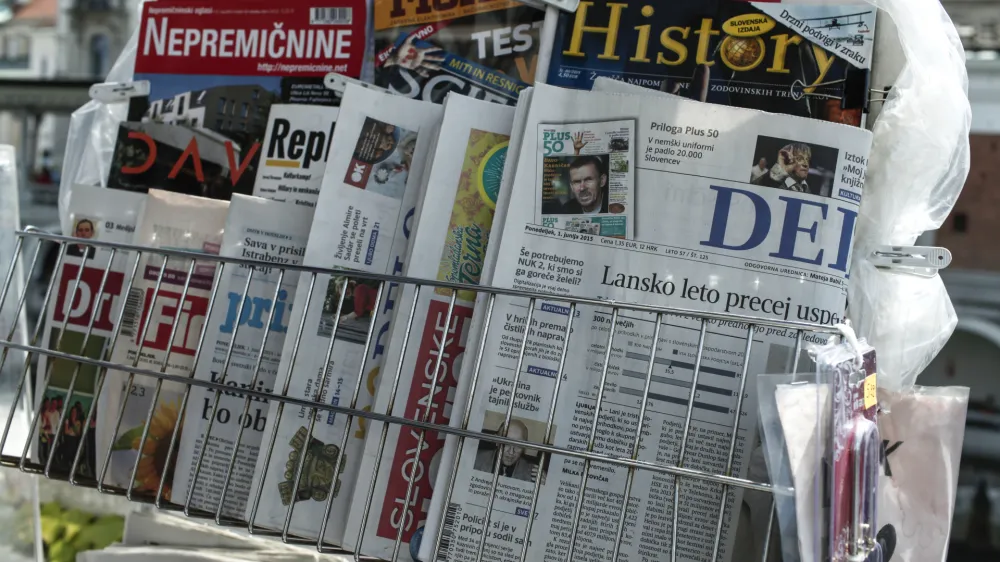 ﻿- 02.06.2015 - tiskani mediji - tuji časopisi - revije - časopis Delo  Slovenske novice - Primorski dnevnik - Finance - Družina - kiosk - trafika     ///FOTO: Luka Cjuha.