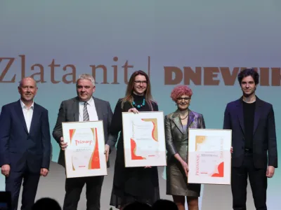 predstavniki zmagovalnih podjetij Andrej Orožen (Dewesoft), <br>Jana Erjavec (Biosistemika), <br>Marta Kelvišar (Adria Dom) <br><br><br>Zlata nit 2022<br><br>//FOTO: Bojan Velikonja