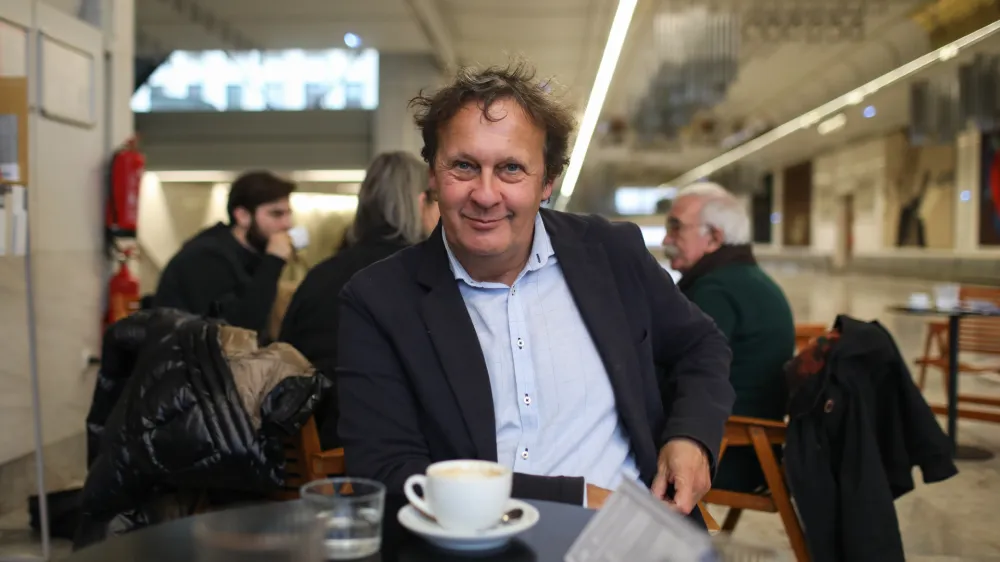 - 05.12.2023 - Andrej Blatnik, slovenski pisatelj, urednik, preučevalec knjižnih študij in ustvarjalec knjižnih vsebin. //FOTO: Bojan VelikonjaOPOMBA: ZA NEDELJSKI DNEVNIK