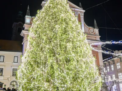 - 01.12.2023 &ndash; Veseli December v Ljubljani 2023 - prižig prazničnih luči v sredi&scaron;ču prestolnice - svetlobna okrasitev mesta - začetek prazničnega decembrskega sejma na ljubljanskih ulicah - novoletno okra&scaron;ena Ljubljana - //FOTO: Nik Erik Neubauer