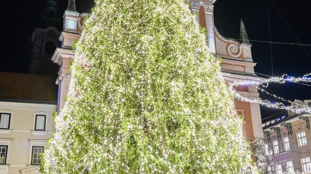 - 01.12.2023 &ndash; Veseli December v Ljubljani 2023 - prižig prazničnih luči v sredi&scaron;ču prestolnice - svetlobna okrasitev mesta - začetek prazničnega decembrskega sejma na ljubljanskih ulicah - novoletno okra&scaron;ena Ljubljana - //FOTO: Nik Erik Neubauer