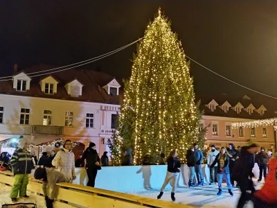 Srce prazničnega dogajanja je drsali&scaron;če na Glavnem trgu.