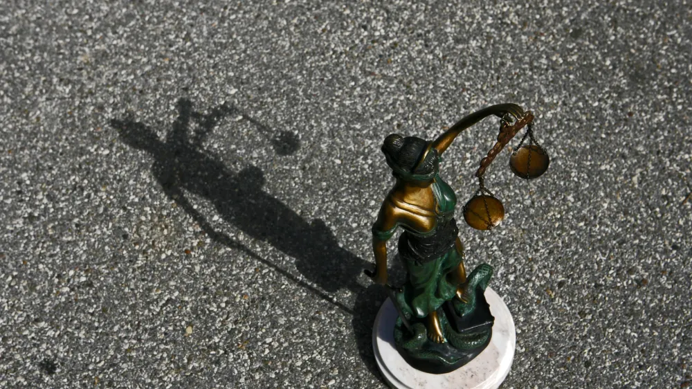 - ilustrativna fotografija - tožilstvo - pravo - pravičnost - pravosodje - pravica - pravni sistem - kipec boginja pravde Justicija - tehtanje resnice - tehtnica in meč<br><br><br>- tematska fotografija - poseg politike v sodstvo<br><br><br><br>//FOTO: Bojan Velikonja