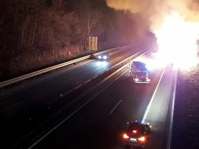 Na tovornjaku na štajerski avtocesti je zagorelo vozilo. Požar se je razširil še na druge avte, sedem jih je povsem zgorelo. 