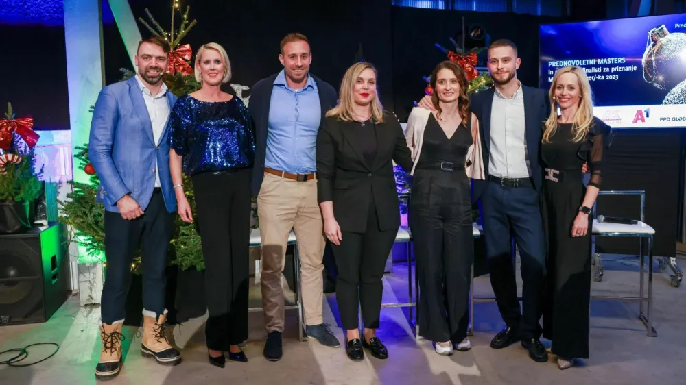 Pogovor s finalisti sta vodila Borut Čeh, direktor podjetja Labena (levo) in Petra Wagner (desno). Na fotografiji od leve proti desni Andraž Žurman, LabCore, Martina Anderlič in Kristina Kočet Hudrap,Tiko Pro, in Michal Maco, Corwin, v družbi s Petro Juvančič, izvr&scaron;no direktorico Združenja Manager (druga z leve). (Foto: Združenje Manager)