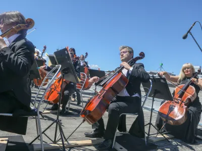 Godalni del Simfoničnega orkestra RTV Slovenija na strehi Radia Slovenija. Foto: Luka Cjuha