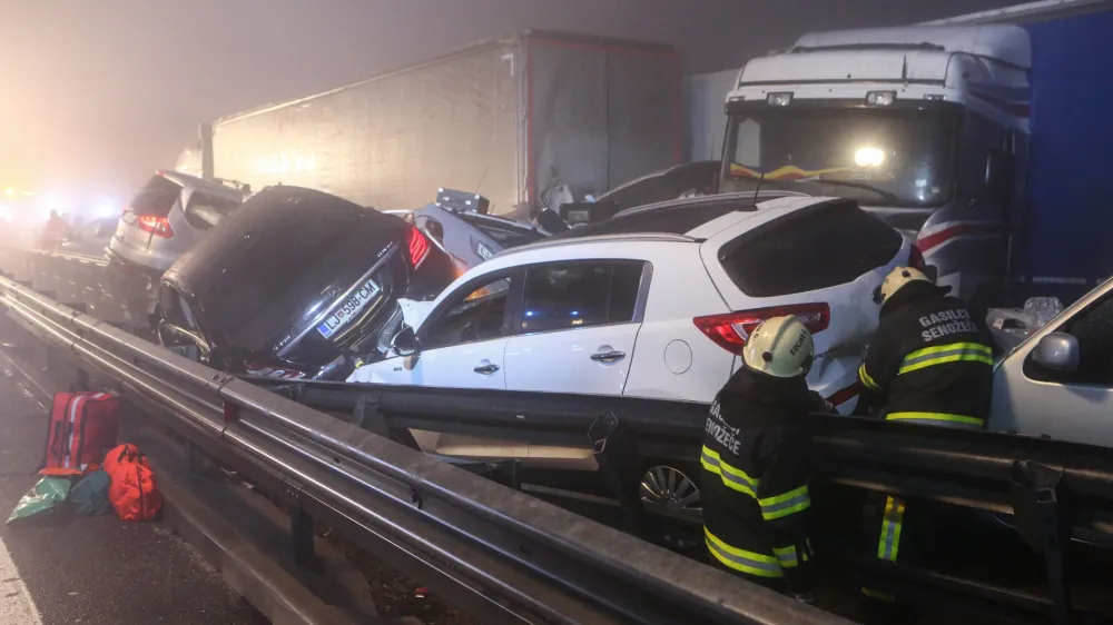 ﻿- 30.01.2016 - Primorska avtocesta pri Razdrtem - prometna nesreča med priključkoma Senožeče in razcepom Nanos proti Ljubljani - najhujše verižno trčenje na slovenskih cestah - vpletenih 70 vozil med njimi štiri tovorna vozila in en avtobus - štirje mrtvi in okoli 30 poškodovanih<br><br><br><br>i.foto: Bojan Velikonja