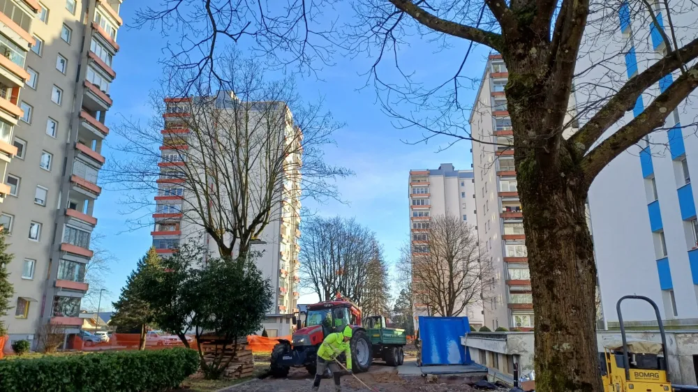 Zaradi po&scaron;kodb na dotrajanem toplovodu v naselju Podlubnik je 275 stanovalcev ostalo brez ogrevanja.