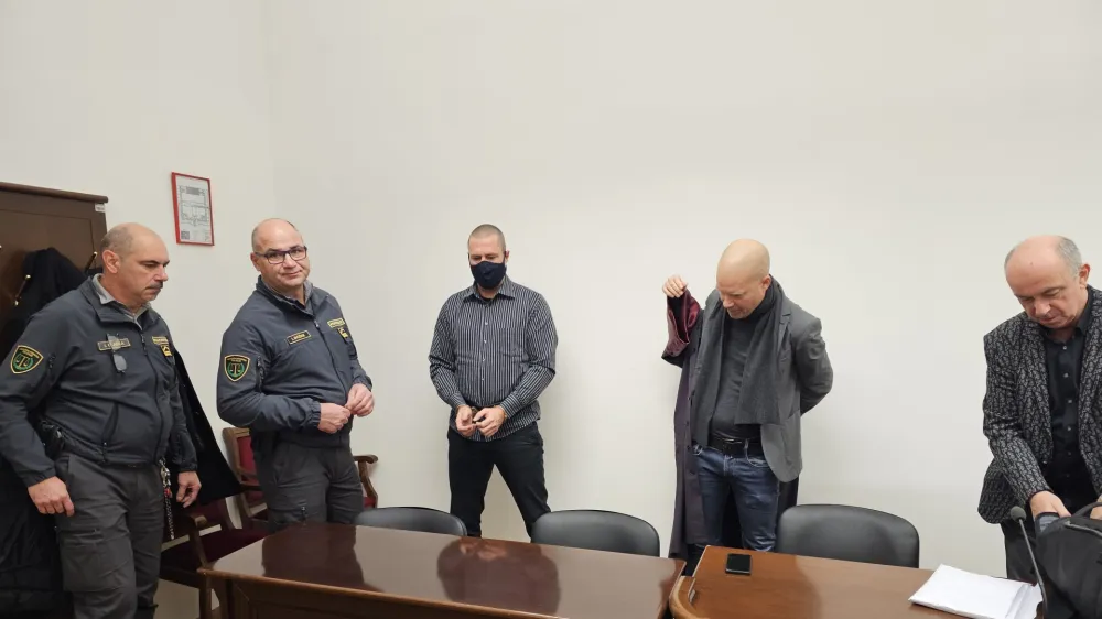 Že od marca lani priprtega Žarka Gorenjca (v sredini) zagovarjata odvetnika Marko Makuc in Gorazd Fišer (desno). F Slovenske novice 