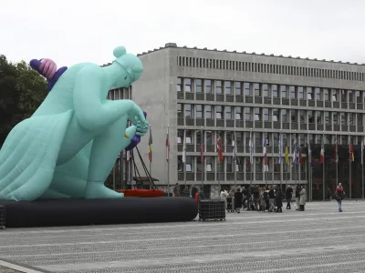 Državni zbor bi moral do 3. januarja sprejeti zakonsko rešitev, ki bi odpravila protiustavna plačna nesorazmerja. 