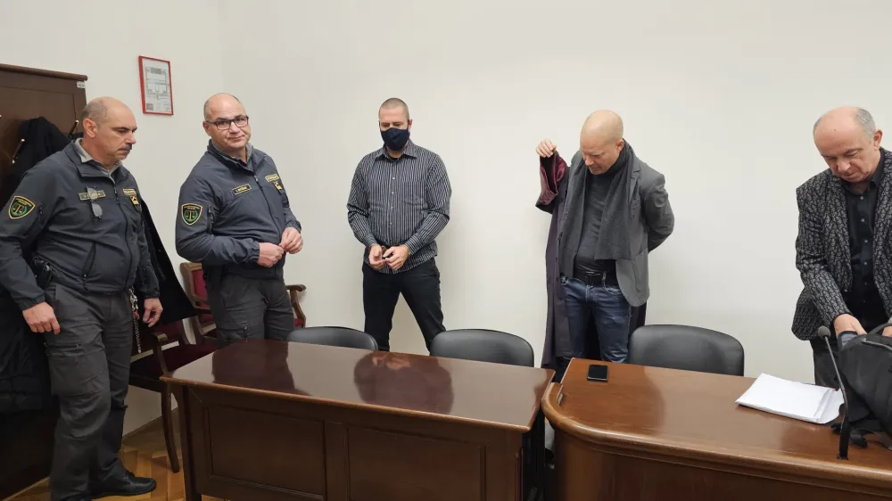 Že od marca lani priprtega Žarka Gorenjca (v sredini) zagovarjata odvetnika Marko Makuc in Gorazd Fišer (desno). F Slovenske novice 