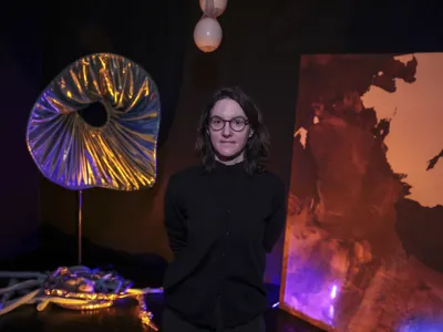 kuratorka Jana Stardelova - 22.12.2023 - Galerija Škuc - Skupinska razstava Tukaj, a nekje drugje skozi osebne zgodbe raziskuje univerzalne človeške izkušnje z mobilnostjo, gibanjem in pripadnostjo //FOTO: Jaka Gasar