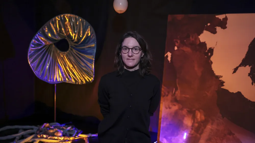 kuratorka Jana Stardelova - 22.12.2023 - Galerija Škuc - Skupinska razstava Tukaj, a nekje drugje skozi osebne zgodbe raziskuje univerzalne človeške izkušnje z mobilnostjo, gibanjem in pripadnostjo //FOTO: Jaka Gasar